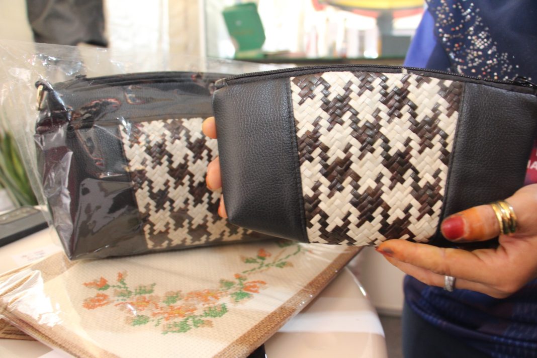 Inovasi pada produk pertanian, menyaksikan produk tersebut bukan hanya sekadar makanan sahaja, sebagai contoh serat nanas boleh dijadikan produk tekstil seperti sulaman baju, beg dan cenderahati. Ini dapat dilihat ketika Sarawak Agrofest baru-baru ini dengan usahawan Benang Serat Nanas, Puan Muna Abdul Kadir yang mengusahakan perniagaan benang yang diperbuat daripada serat nanas. Serat Nanas boleh menjadi alternatif kepada daun mengkuang yang telah digunakan sekian lama