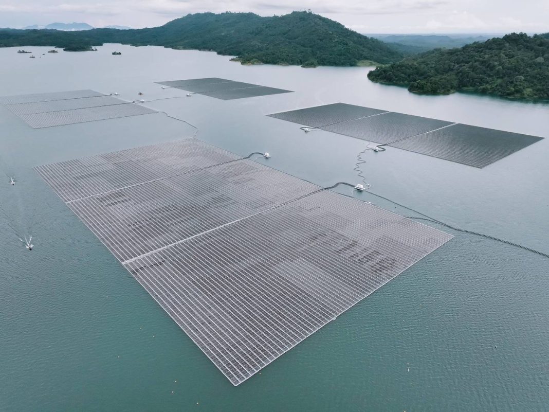 Peralihan kepada ekonomi hijau global telah mewujudkan penciptaan pekerjaan baharu dalam sektor seperti tenaga diperbaharui, kecekapan tenaga dan perlindungan alam sekitar. Ekonomi Hijau memberi tumpuan kepada aktiviti, industri dan teknologi mesra alam yang bertujuan untuk mengurangkan kesan negatif kepada alam sekitar melalui galakan dan amalan mampan, kecekapan sumber serta peralihan kepada sumber tenaga diperbaharui. Sektor-sektor utama dalam ekonomi hijau ialah tenaga diperbaharui, pertanian mampan, eko pelancongan dan teknologi hijau.