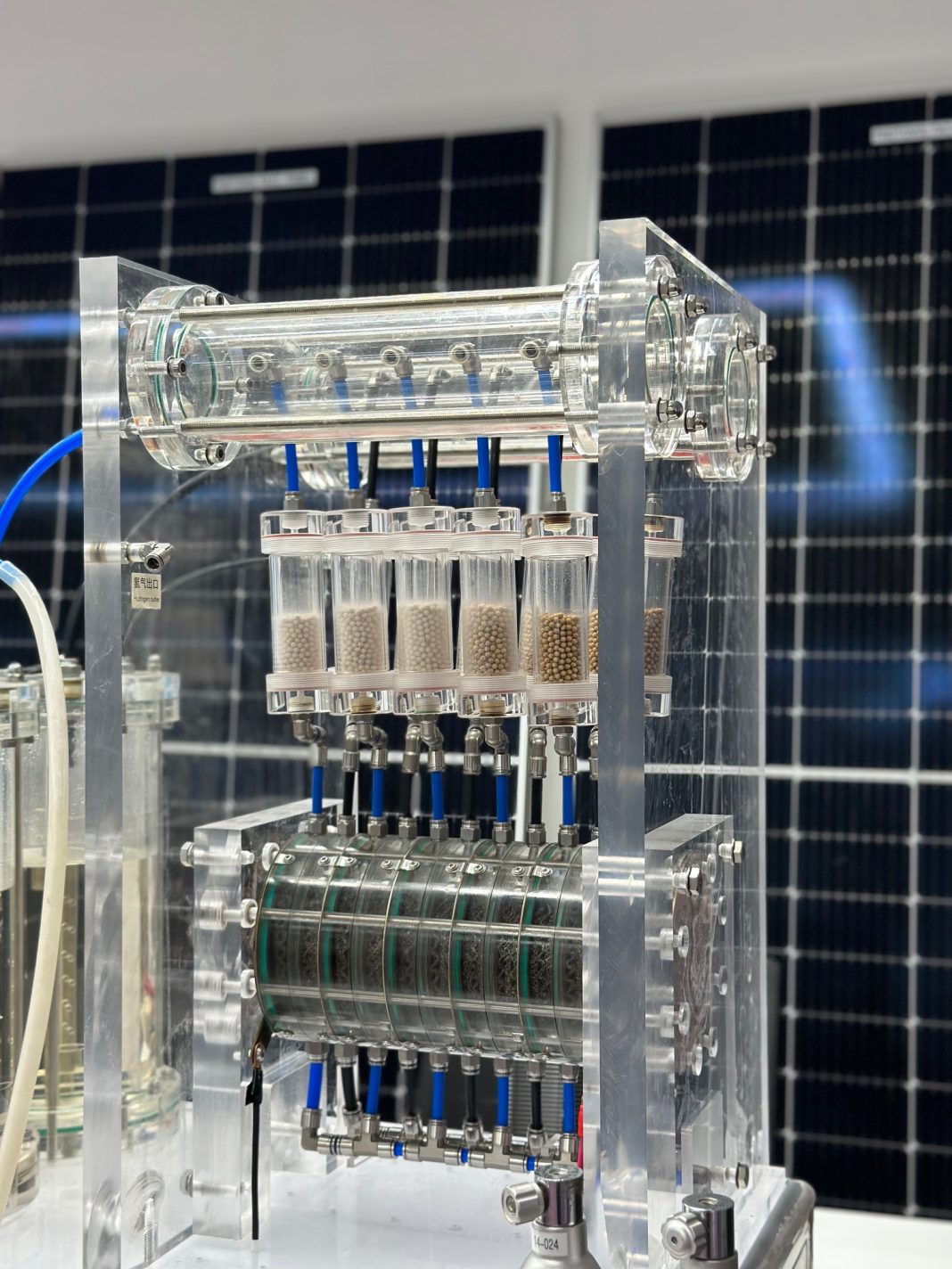 Ini sebahagian daripada teknologi Hidrogen, Angin dan Solar sedang diuji melalui “Test Bed” di CENTEXS Sarawak bagi memastikan kesesuaiannya sebelum dilaksanakan sepenuhnya di Sarawak.